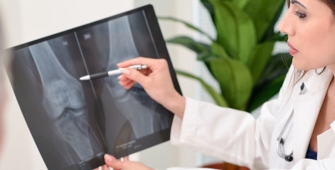 médecin expliquant une radio