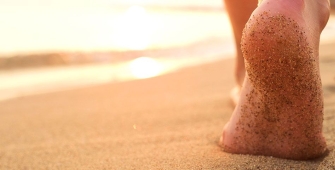pied nu sur le sable