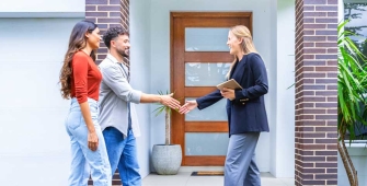 femme accueillant un couple dans un logement