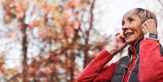 Une femme qui écoute de la musique dehors