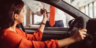 Une femme qui récupère ses clés de voiture
