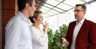 Trois personnes qui fument 