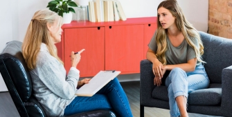 Un femme médecin et sa patiente en consultation