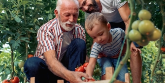 Un grand parent avec son petit fils dans un champ