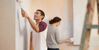 Un couple qui peint son habitation