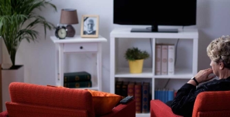 Une femme seule dans son fauteuil