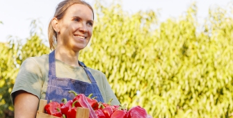 jeune agricultrice dans un champ