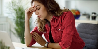 Une femme qui se tient la tête