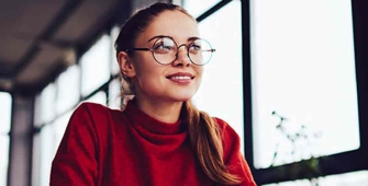 Une femme dans un bureau