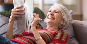 senior faisant des mots croisés