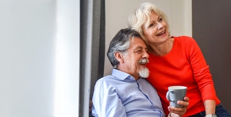 Deux personnes âgées qui rigolent 