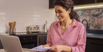 Une femme sur son ordinateur 