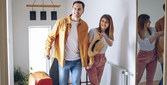 Un couple qui visite un appartement 