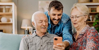 Un fils qui parle à ses parents sur le canapé