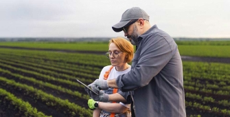 Deux personnes dans un champ