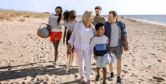 Une famille qui se balade sur une page