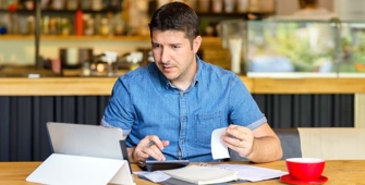 un homme qui fait ses comptes