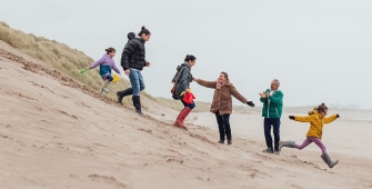 Une famille qui se balade sur la plage