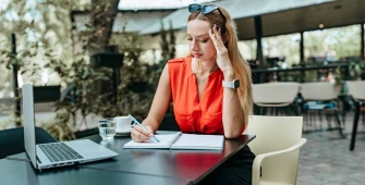jeune femme travaillant en terrasse