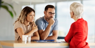 Un couple qui discute avec une femme 
