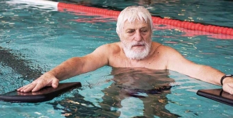 Un homme âgé qui nage 