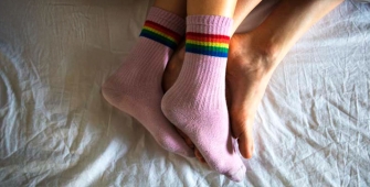 Un couple dans un lit 