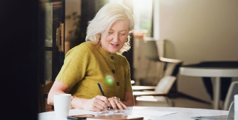 Une femme qui signe un contrat