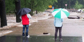 Des habitants constatent les dégâts suite à une inondation 