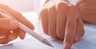 Une personne qui signe un contrat