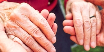 Deux personnes qui se tiennent les mains