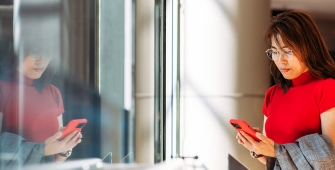 Une femme qui consulte son téléphone