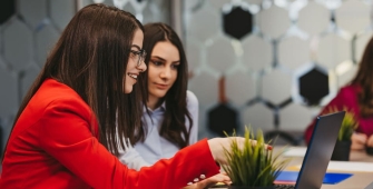 groupe de femmes en entreprise