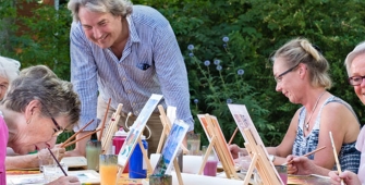 Un groupe de personnes âgées autour d'une table dans un jardin