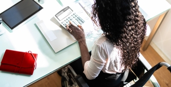 Une femme qui fait sa comptabilité 