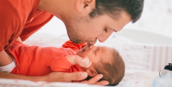 Un père qui embrasse son fils