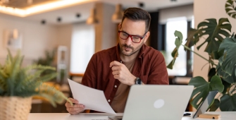 homme à son bureau