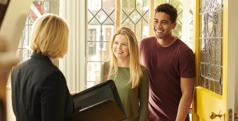 Un couple dépose son dossier de location auprès du propriétaire