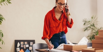 Une femme au téléphone