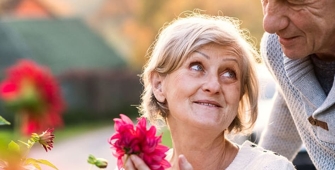 Une femme qui sent une fleur 
