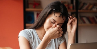 Une femme qui se tient la tête