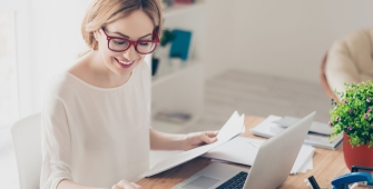 Une femme qui fait ses comptes 