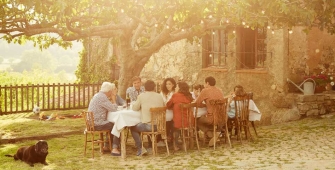 Une repas de famille dans un jardin