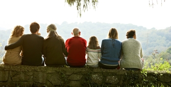 Une famille assise en ligne sur un muret