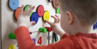 Un enfant qui joue