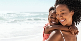maman et sa fille à la plage