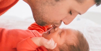 Père embrassant son enfant nouveau né