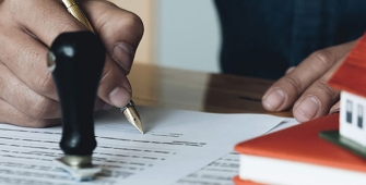 une main signe un document