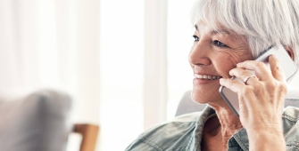 Femme aux cheveux gris téléphonant sur son mobile