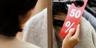 Une femme découvre le montant de la réduction pendant les soldes