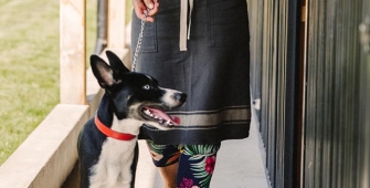 Une femme qui balade un chien